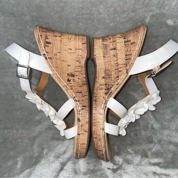 b.o.c Evita Strappy Wedge Sandal White with Buckle Closure Floral T-Strap Size 8 - Picture 10 of 12